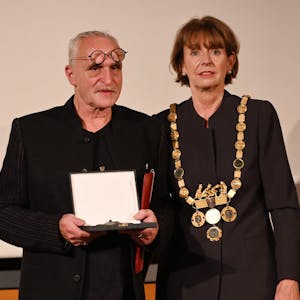 Der Lyriker José F. A. Oliver erhielt von Oberbürgermeisterin Henriette Reker den Heinrich-Böll-Preis 2021.