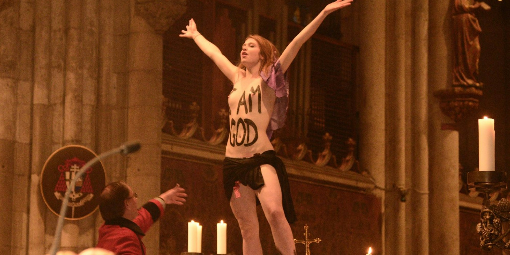 Nackter Protest: Femen-Aktivistin Josephine Witt stürmt am 1. Weihnachtstag den Altar im Kölner Dom.