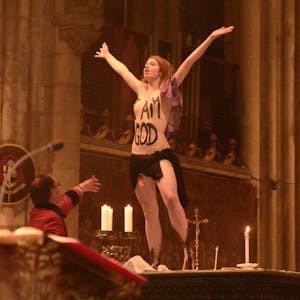 Nackter Protest: Femen-Aktivistin Josephine Witt stürmt am 1. Weihnachtstag den Altar im Kölner Dom.