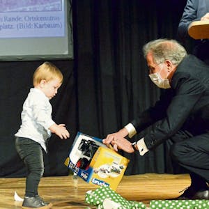 Das Geschenk von Hans Peter Schick durfte Friedls Enkel Fritz gleich auf der Bühne öffnen.