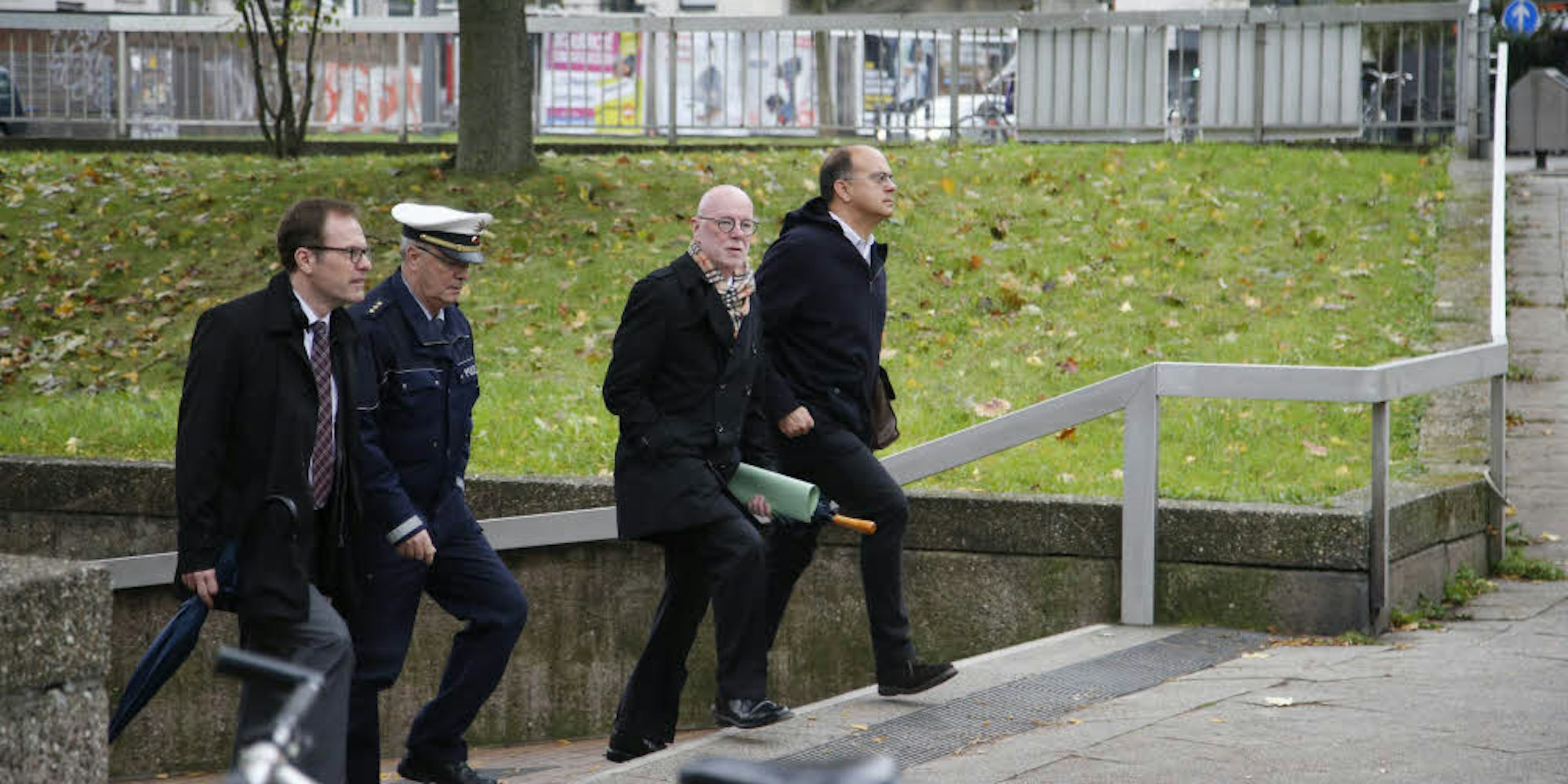 Stadtdirektor Stephan Keller (links) und Polizeipräsident Uwe Jacob (2. von rechts) besichtigten den Ebertplatz.