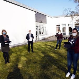 Schülerinnen der Hermann-Voss-Realschule Wipperfürth zeigen die neuen Tablets.