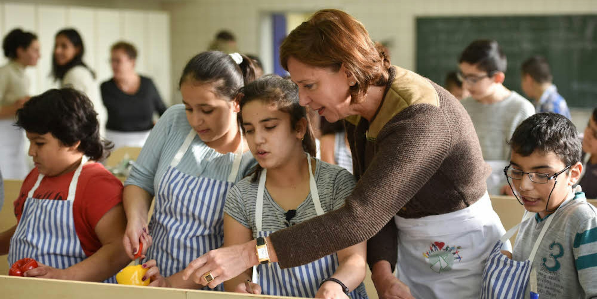 Deutschunterricht mal anders – und mit Schulministerin. Beim gemeinsamen Kochen mit Yvonne Gebauer erzählten die Kinder von den Projekttagen.