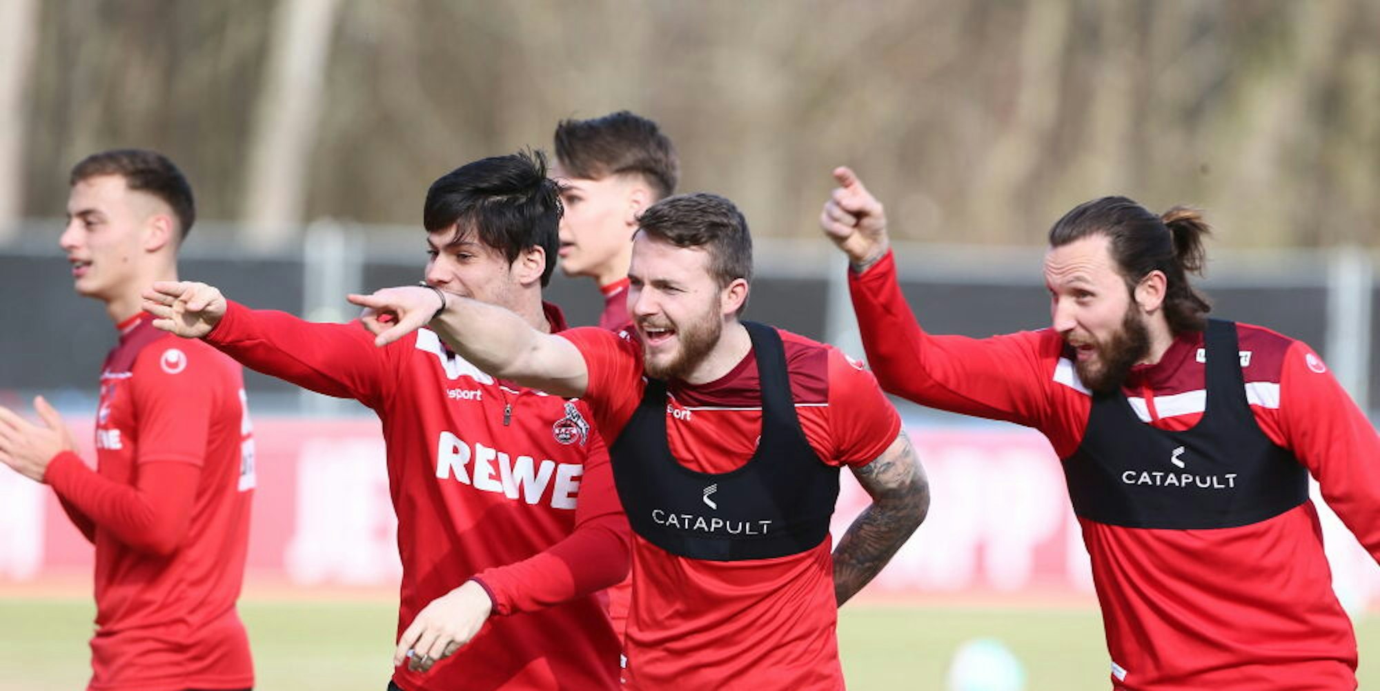 Gute Trainingsbedingungen und gute Laune: Der 1. FC Köln bereitet sich auf das Duell mit Bayern München vor.