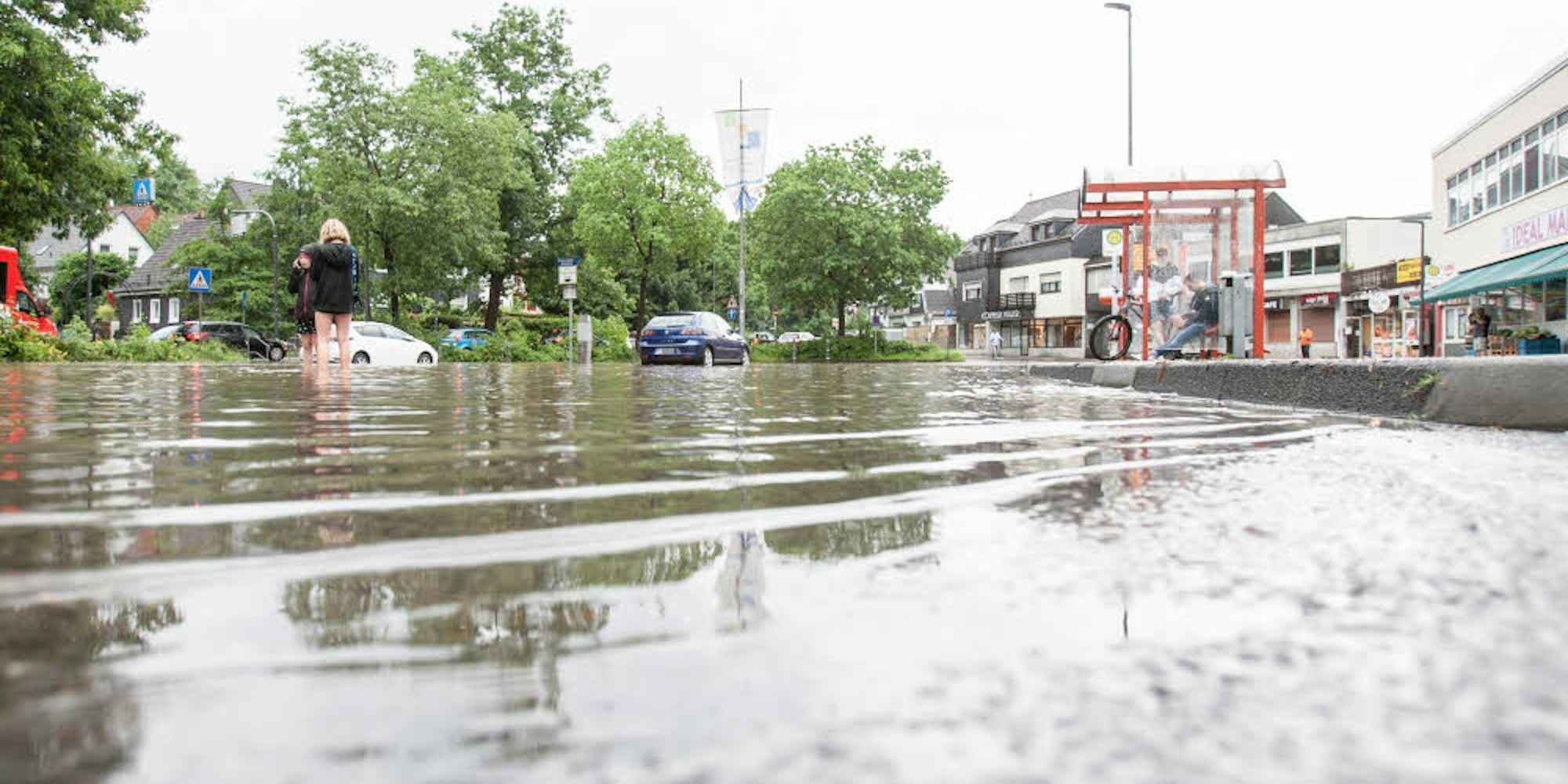Der Busbahnhof wird zur Seenplatte. Der Surgères-Platz mitten in der Stadt war nach dem Unwetter mit Hagel und Starkregen am Dienstag in Wipperfürth knöcheltief geflutet.