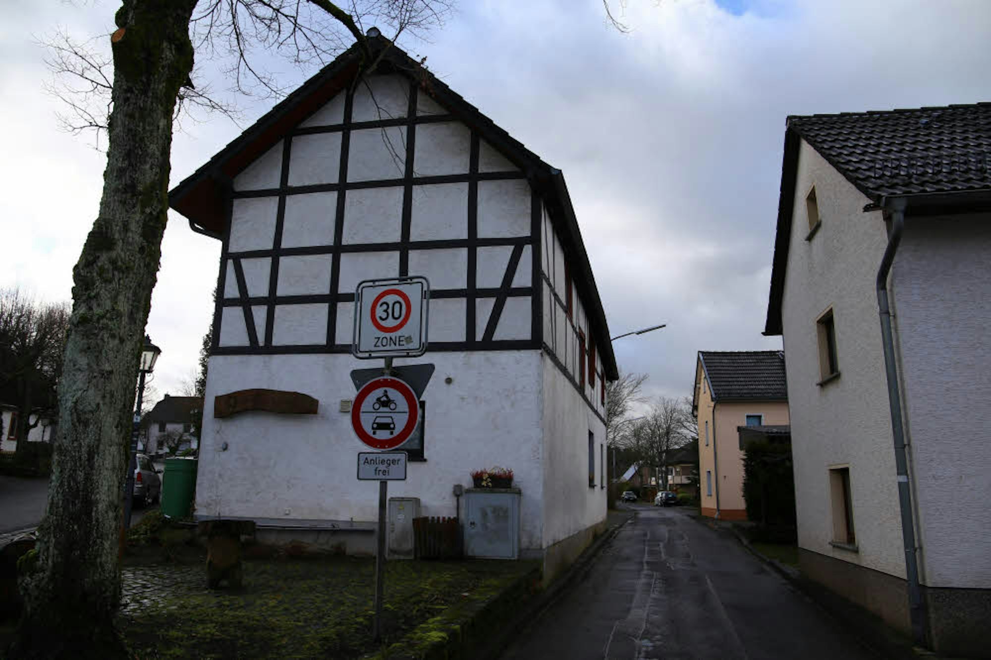 Die Mühlenstraße in Marmagen ist eine Anliegerstraße. Nach rund 140 Metern ist die Betreuungseinrichtung „Flair“ zu sehen.