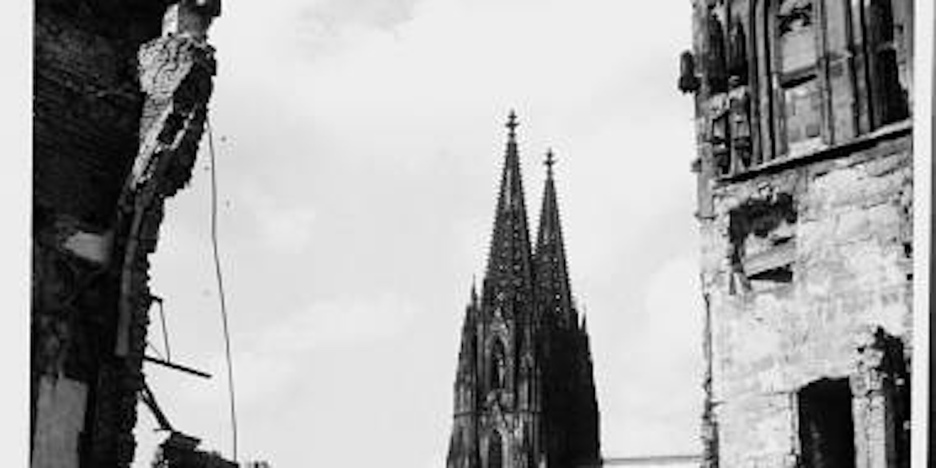 Blick vom zerstörten Ratsturm: Viele historische Gebäude und Kirchen waren Ruinen, dazwischen ragte der Dom empor. (Bild: Niklas Möring: Der Dom in Zweiten Weltkrieg)