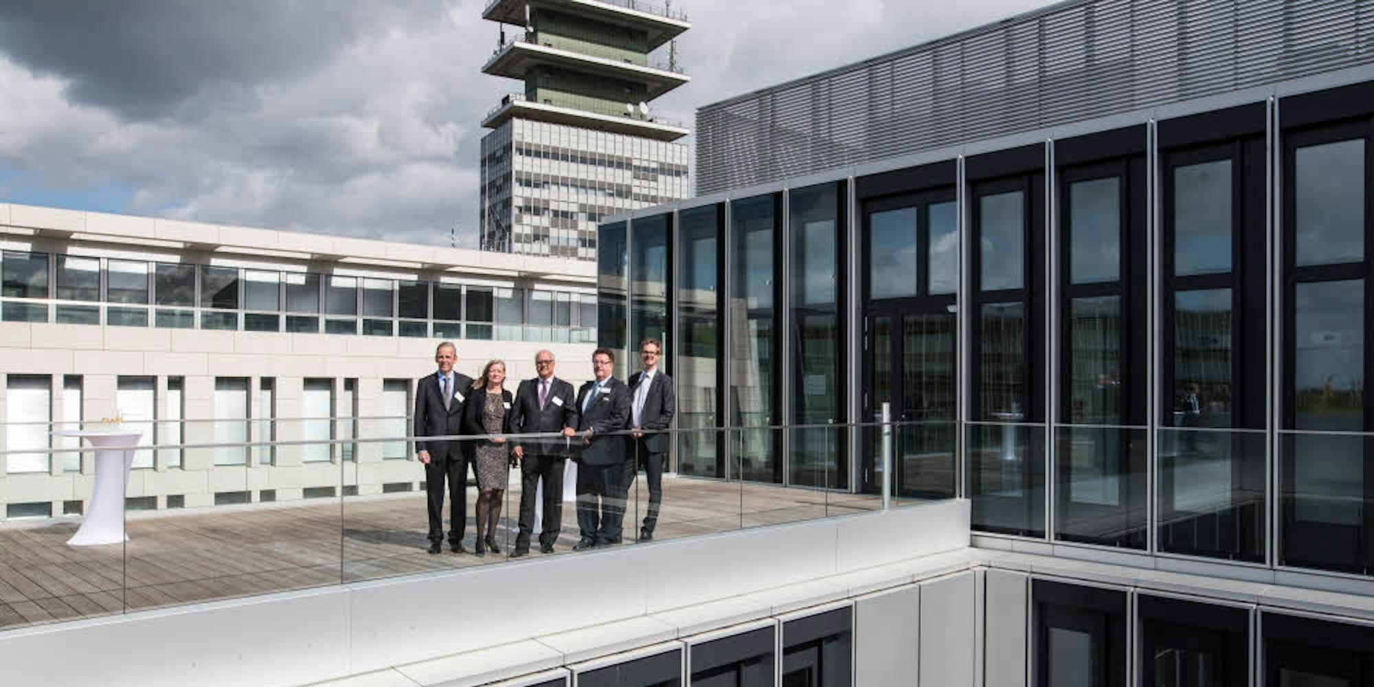 Auf der Dachterrasse neben der „Skybox“ trafen Hans-Werner Bartsch (M.), Philipp Kreutz (l.) und Christiane Laibach vom DEG-Vorstand mit Aufsichtsrat Hans-Joachim Fuchtel (2.v.r) mit Architekt Jochen Solbach zusammen. Der „Altbau“ bildet die Kulisse.
