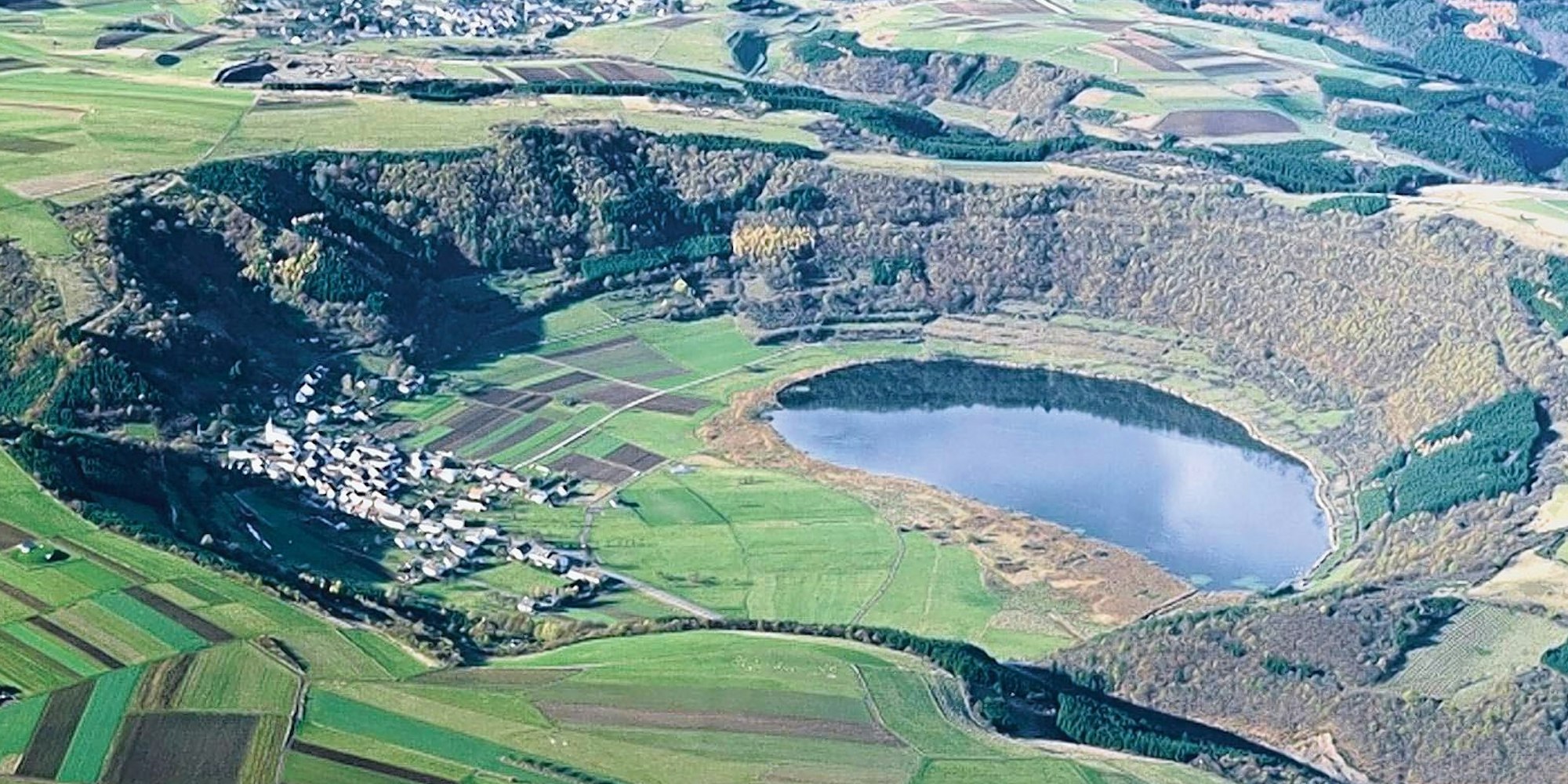 Geologische Besonderheit: Der größte Maarkessel der Eifel liegt bei Meerfeld. Der See speist sich aus dem Wasser der Quellbäche ringsum.