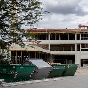 Blick auf die Großbaustelle für das neue Schulhaus der Gesamtschule Nippes an der Ossietzkystraße 2: Der Schulbau ist schon recht fortgeschritten.