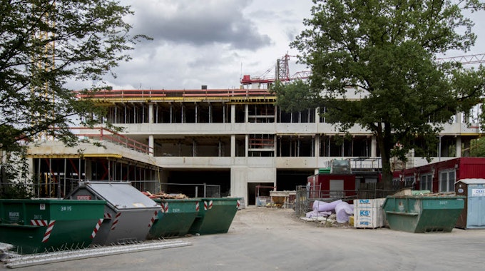 Blick auf die Großbaustelle für das neue Schulhaus der Gesamtschule Nippes an der Ossietzkystraße 2: Der Schulbau ist schon recht fortgeschritten.