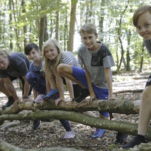 Im Wald lernen die Kinder die verschiedenen Übungen der „Méthode naturelle“ kennen.