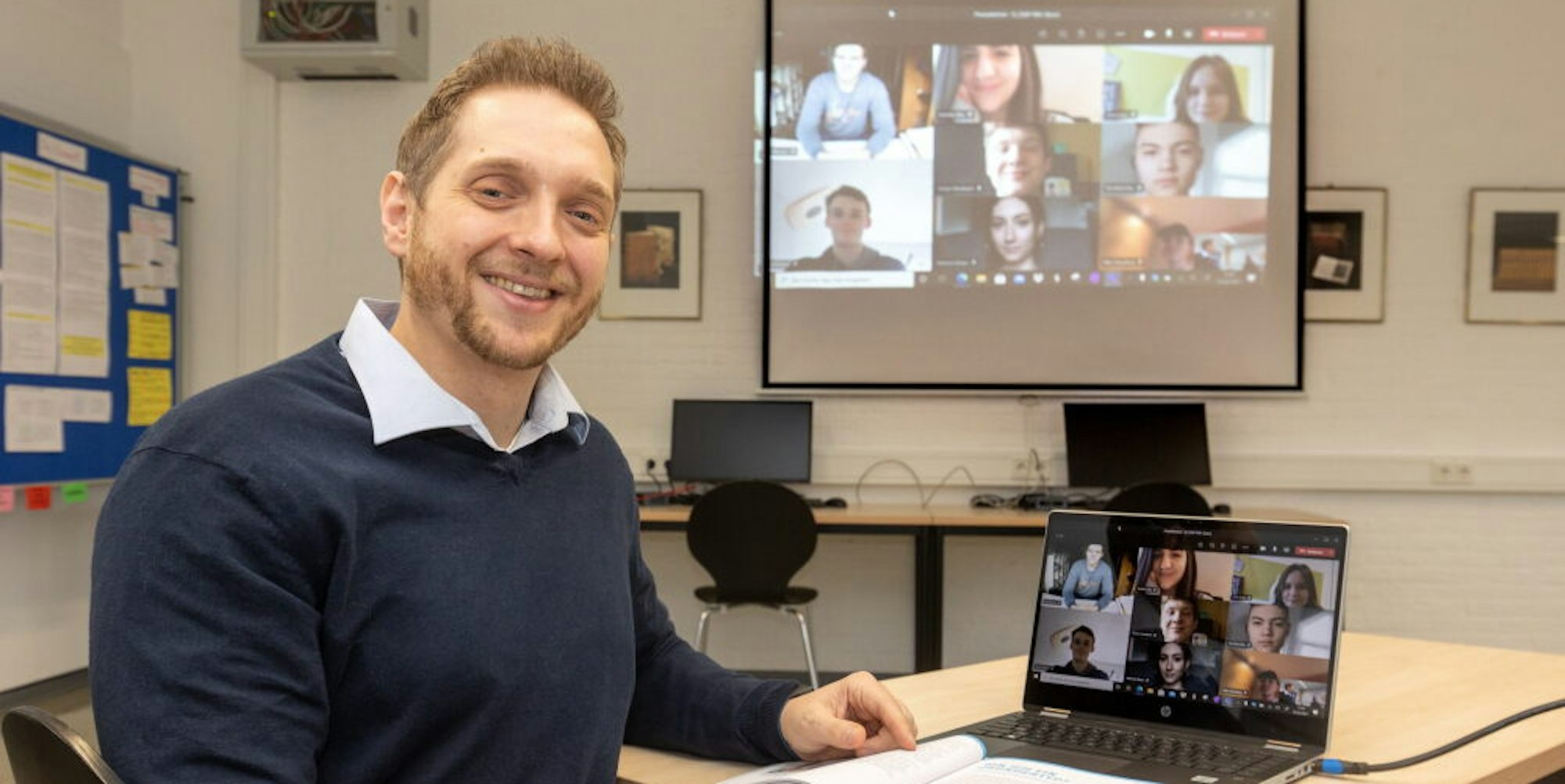 Führt den Projektkurs „Gründerpreis“ und leitet die Videokonferenzen: Lehrer Niels Bartknecht betreut zehn Schüler meist online.