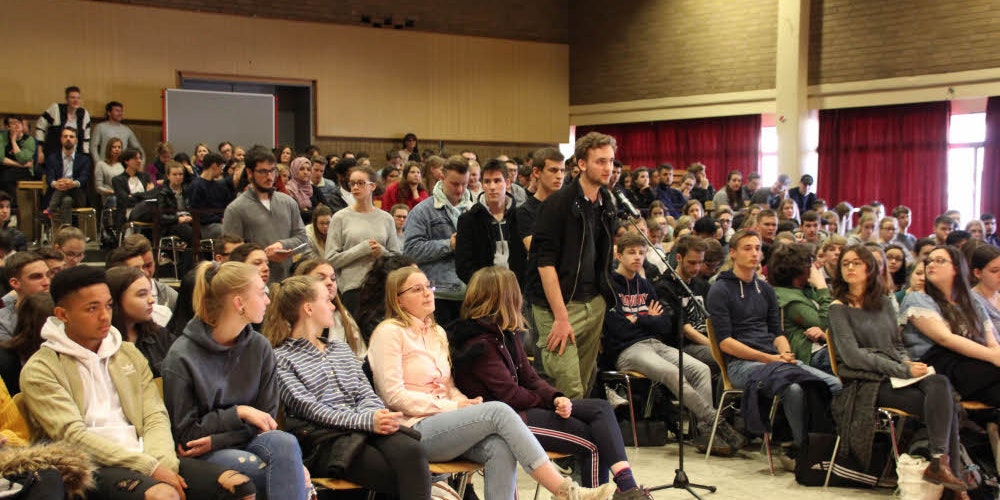 In einer Schlange standen die Schüler an, um die sechs Kandidaten für die Europawahl mit ihren Fragen zu bombardieren.