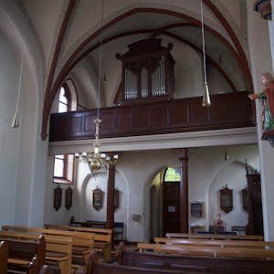 Die Orgel wurde einst für eine Kirche in Opladen gebaut und dann nach Frohngau verfrachtet.