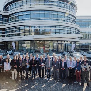 Sein Firmenjubiläum feierte Sarstedt mit Elektroautos: 20 der insgesamt 30 Wagen wurden jetzt am Firmensitz in Nümbrecht an Mitarbeiter überreicht.