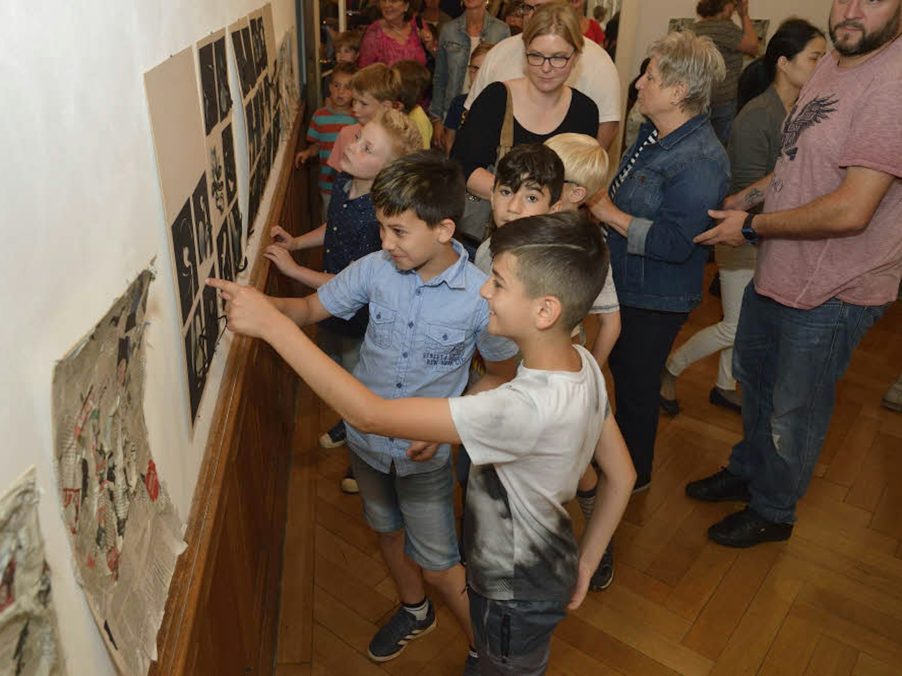 „Kulturstrolche“ der Grundschule Moitzfeld präsentieren stolz ihre Arbeiten im Kunstmuseum Villa Zanders.