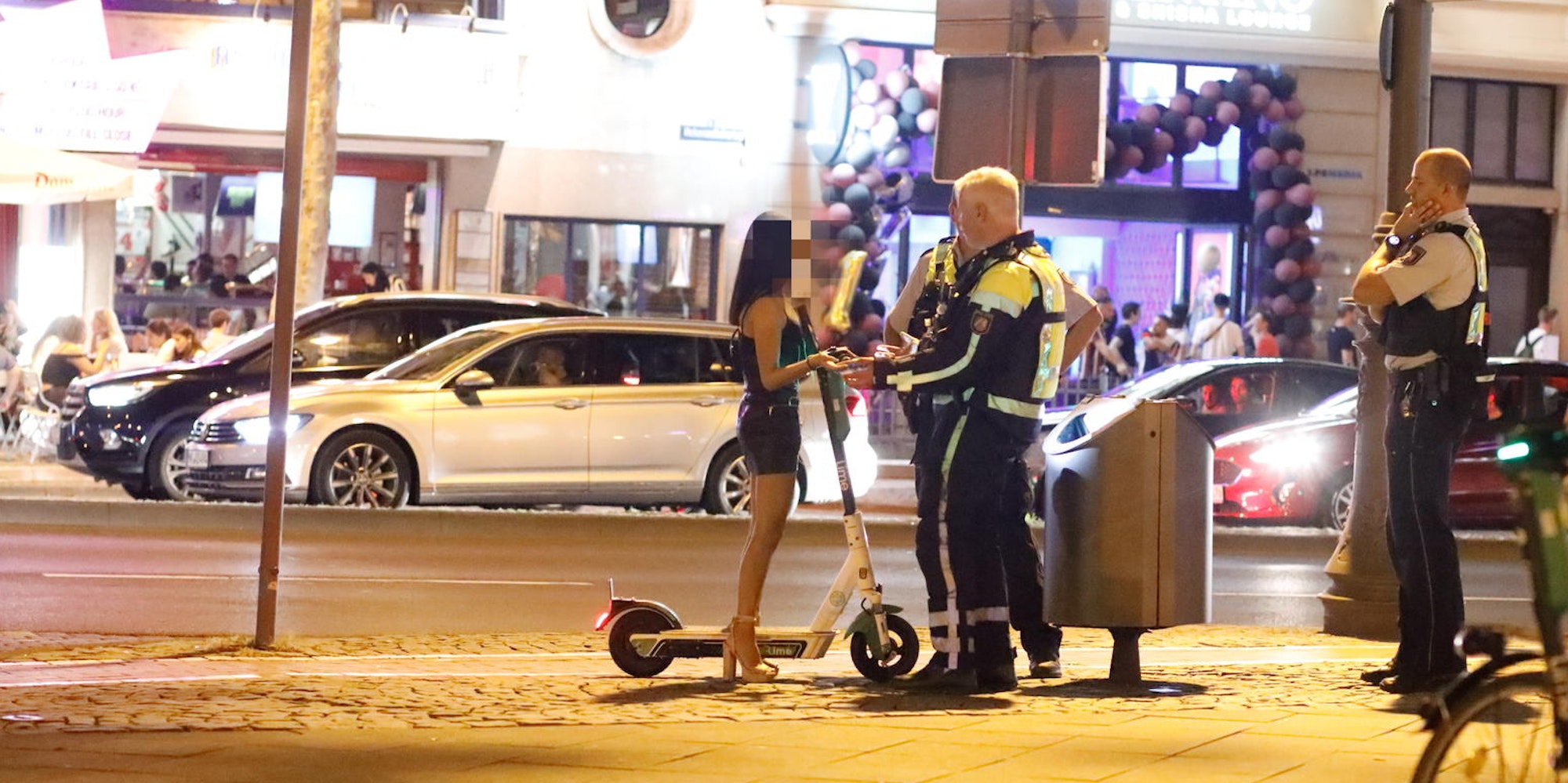 Polizei und Stadt kontrollierten Samstagnacht in der Innenstadt – hier auf den Ringen – E-Scooterfahrer.