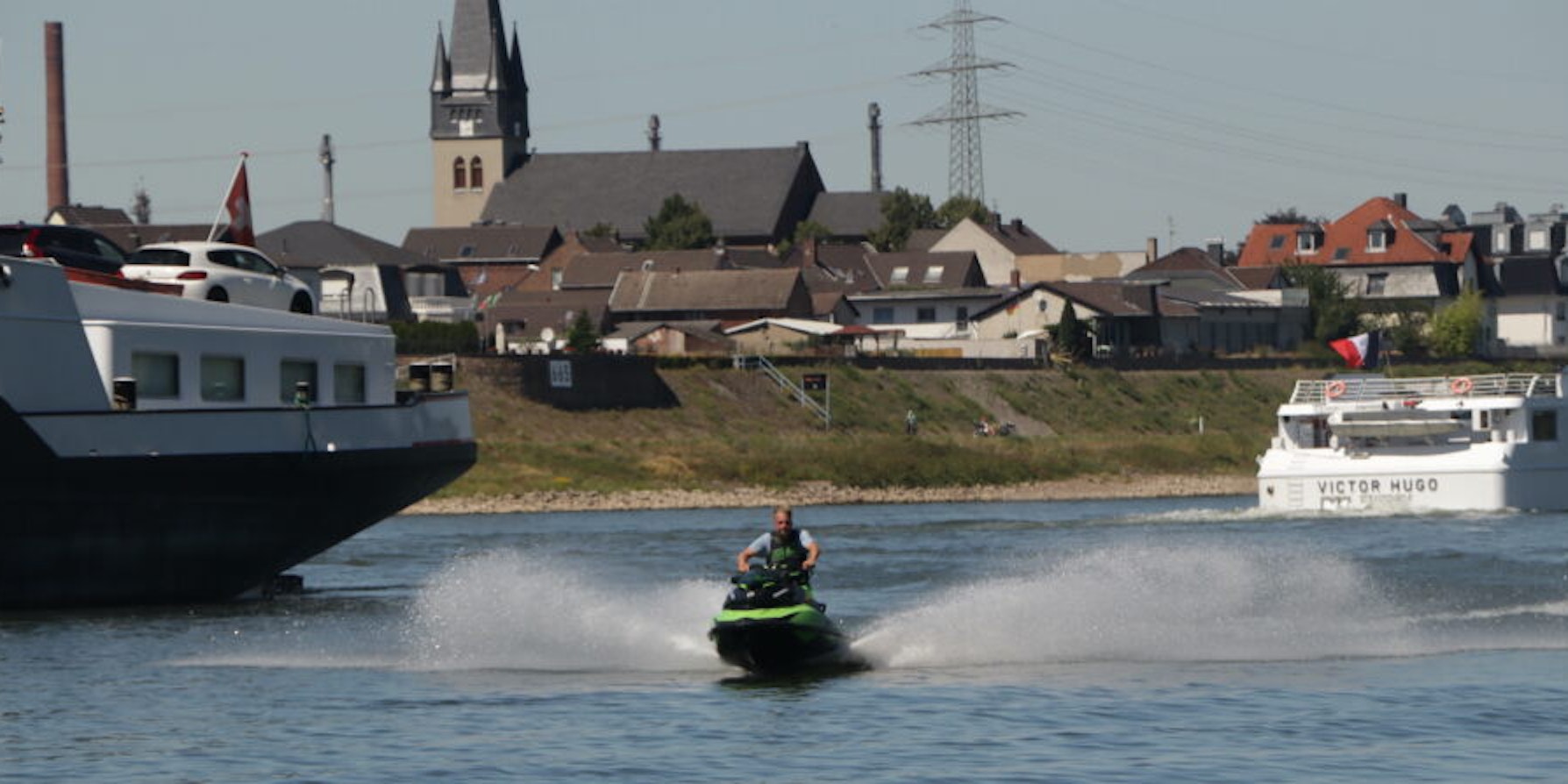 Bei schönem Wetter sind auf dem Rhein in Höhe von Urfeld und Windig oft viele Jetskifahrer unterwegs.