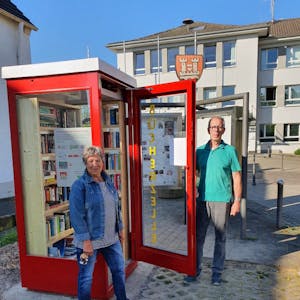 Luise Steinbüchel hat die Patenschaft über die Niederkasseler Bücherzelle übernommen, August Schäfer hat am Umbau der ausrangierten Telefonzelle maßgeblich mitgewirkt.
