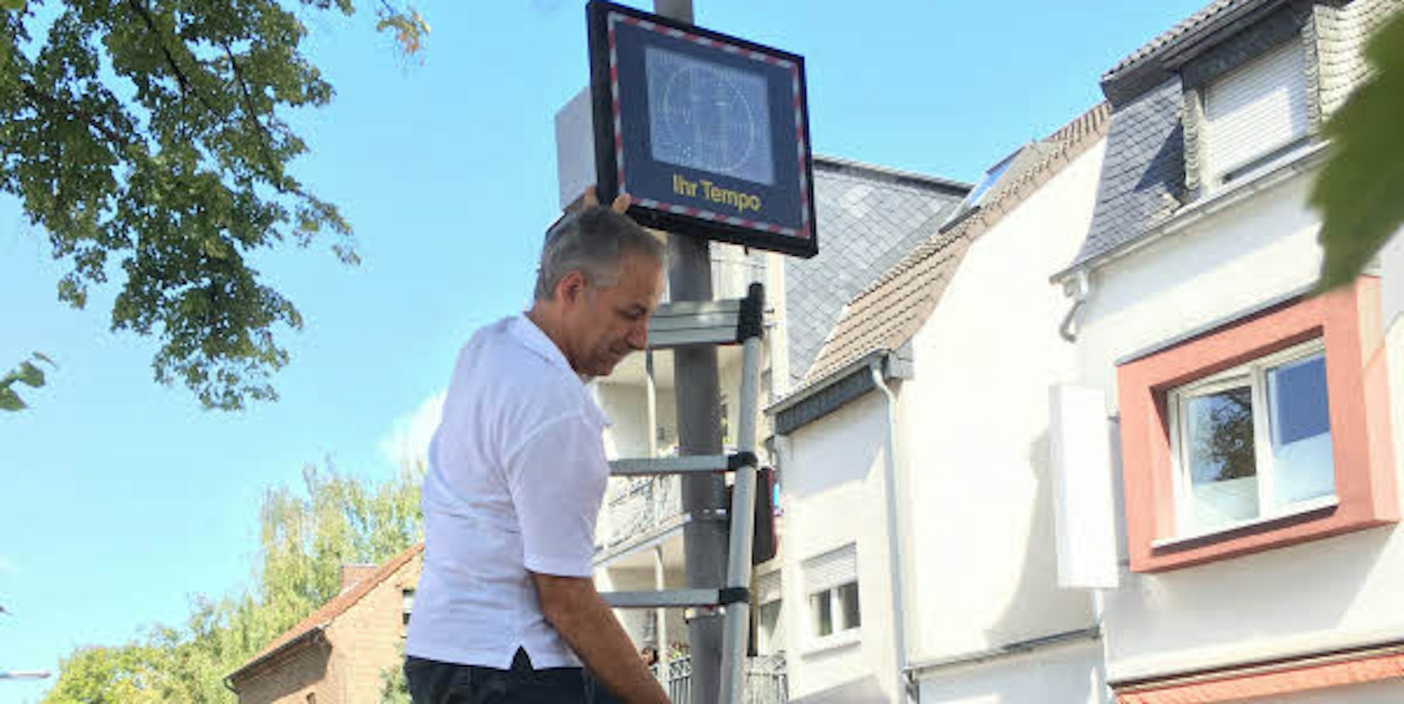Hans Baedorf an der Grundschule Hohe Straße, wo derzeit ein mobiles Geschwindigkeitsmessgerät Autofahrer zum Langsamfahren ermuntert.