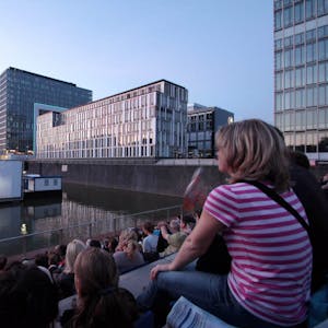 Eine Sommer-Attraktion: das Freiluftkino im Rheinauhafen.