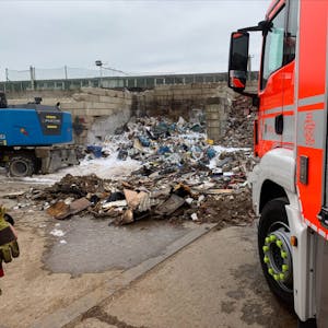 Einen Brand auf dem Gelände eines Müllentsorgungsbetriebs hat die Feuerwehr im Gewerbegebiet Zinkhütte gelöscht.