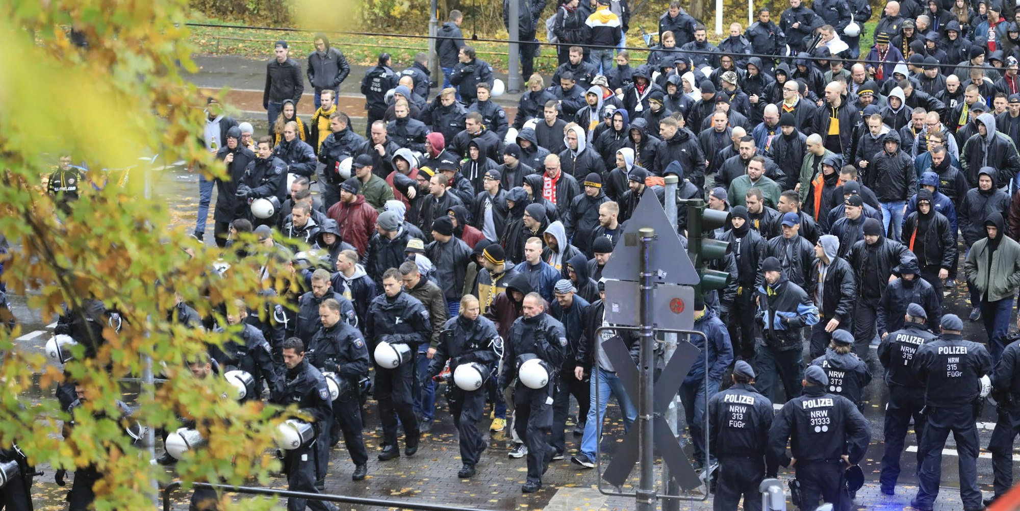 Polizisten begleiteten Anhänger von Dynamo Dresden im November 2018 über die Vorwiesen ins Stadion – der befürchtete Krawall blieb aus.