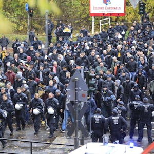 Polizisten begleiteten Anhänger von Dynamo Dresden im November 2018 über die Vorwiesen ins Stadion – der befürchtete Krawall blieb aus.