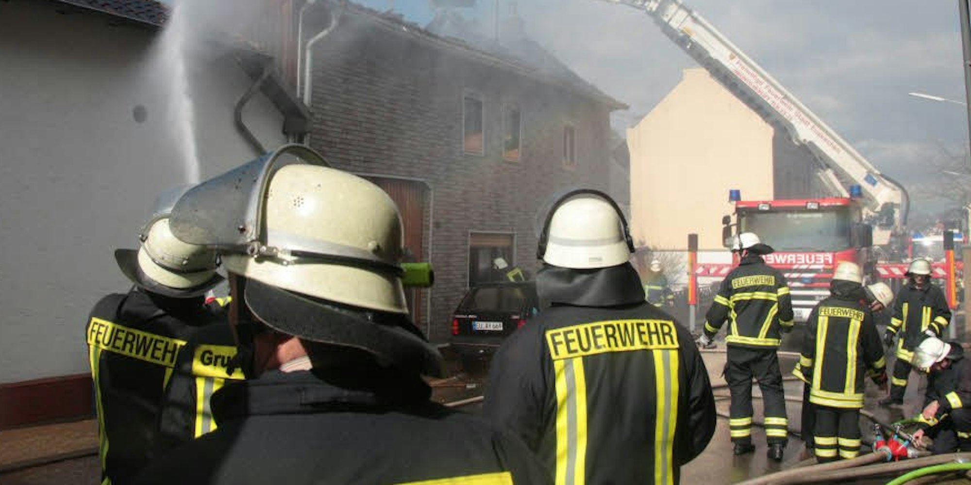 Dichter Rauch über der Elsiger Straße: Der Brand eines Wohnhauses forderte 62 Feuerwehrleute sowie Mitarbeiter des Rettungsdienstes und den Kreisveterinär.