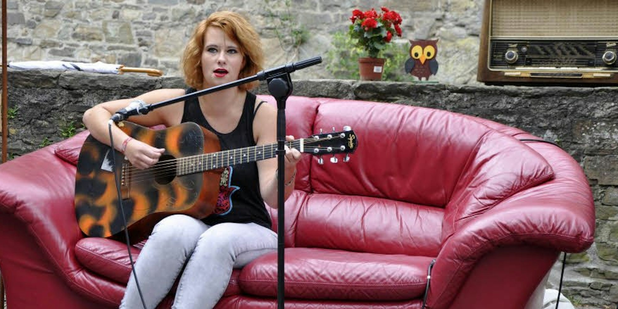 Mit ihrer Tiger-Gitarre und vor allem mit ihrer tollen Stimme beeindruckte Mara Hochgürtel die Passanten. ( Foto: Joachim Starke )