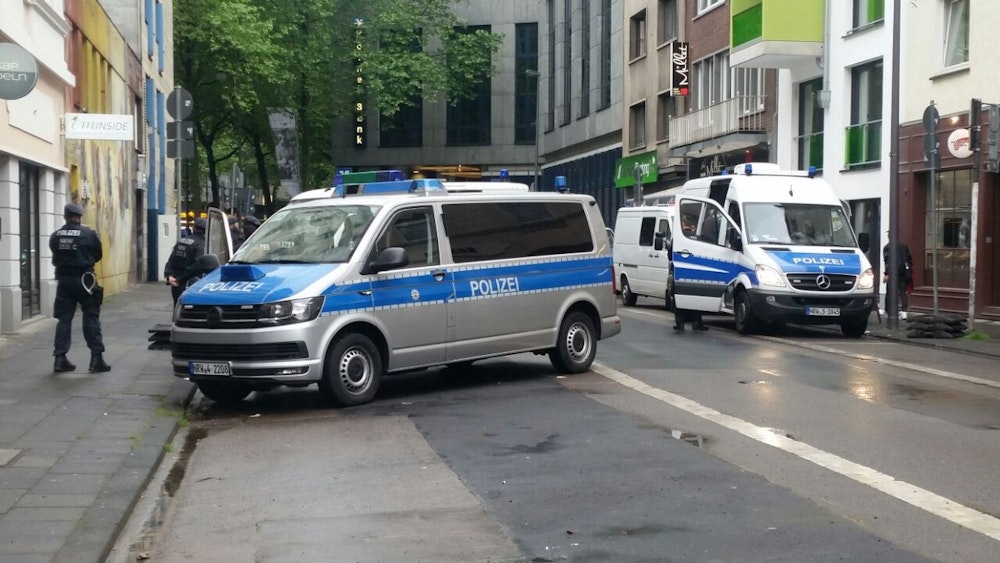 Die Polizei durchsuchte am Mittwoch (29. September 2021) unter anderem Privatwohnungen in Köln. Das Symbolfoto zeigt eine Polizeiabsperrung am Friesenplatz.