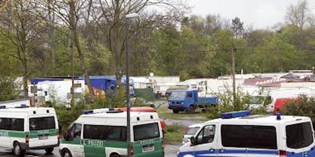Die Richte sehen sich bei einer Begehung den Tatort, einen Wohnwagenplatz in Neuehrenfeld, an.