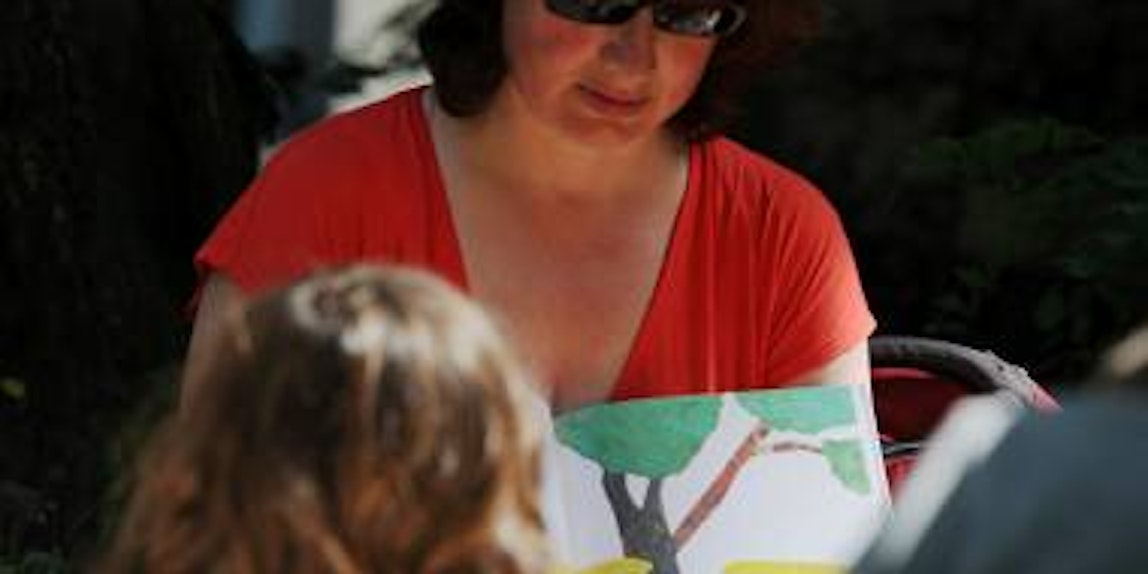 Irene Ofteringer bei einer sommerlichen Vorlesestunde vor der minibib im Stadtgarten. (Bild: Worring)