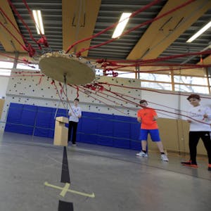 Mit spielerischen Übungen trainieren die Jugendlichen in der Turnhalle Rendsburger Straße die Teamfähigkeit.