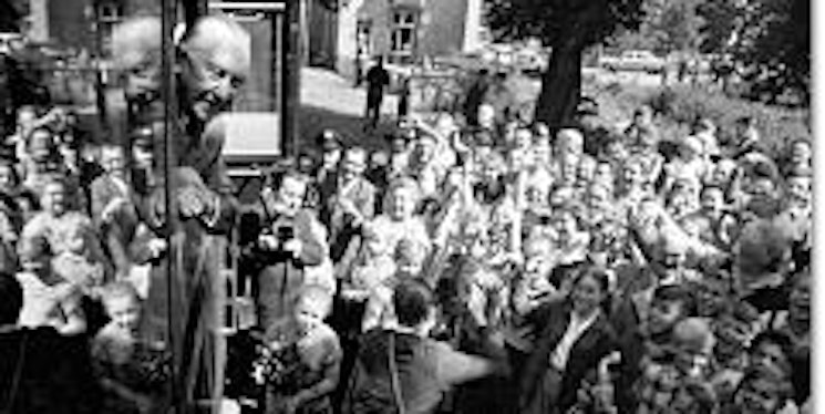 Bundeskanzler Dr. Konrad Adenauer (CDU) schaut aus einem Fenster seines Sonderzuges. Der 81-jährige Politiker befand sich seit ungefähr vier Wochen auf einer Wahlkampfreise durch die Republik und warb für Stimmen für die Wahlen zum Deutschen Bundestag am 15. September 1957. Mit dem Slogan "Keine Experimente" erreichten CDU und CSU 50,2 Prozent der abgegebenen Stimmen.