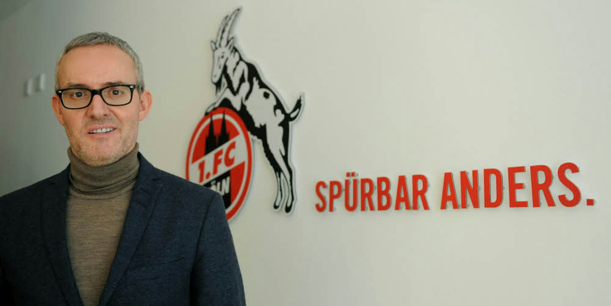 Geschäftsführer Alexander Wehrle vor dem neuen FC-Claim „Spürbar anders“.