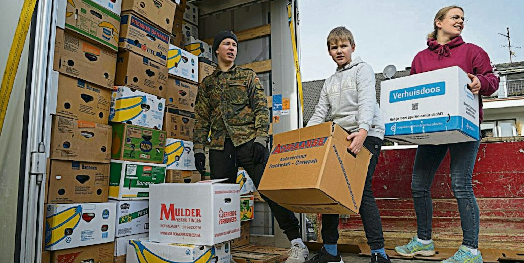34 Helfer des Vereins „Hilfe für Litauen/Belarus“ haben den Lastwagen mit Anhänger mit 1500 Kartons beladen.