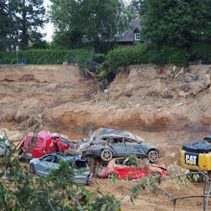 An der Abbruchkante in Blessem wurden auch Autos in den Krater gerissen.