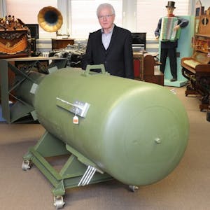 Uwe H. Breker mit der Replik der Atom-Testbombe