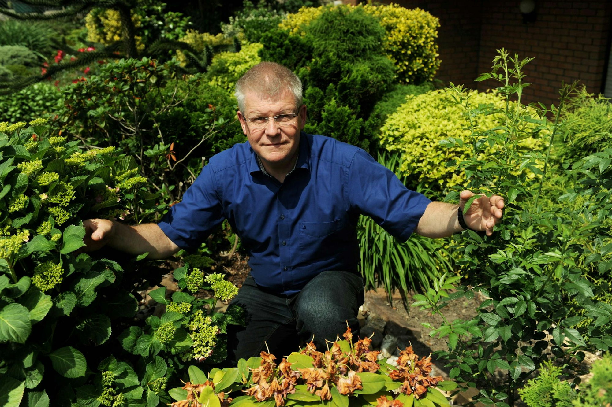 Michael Franssen, Geschäftsführer der Kölner Gartenfreunde, in einem Garten.