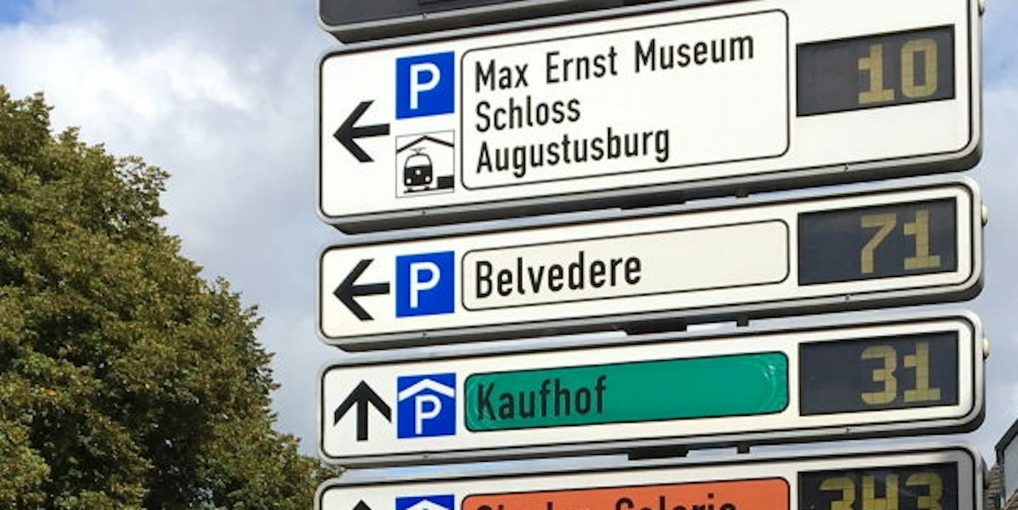 In Brühl gibt es bereits ein Parkleitsystem. In Frechen soll die Errichtung solcher Hinweisschilder nun geprüft werden.