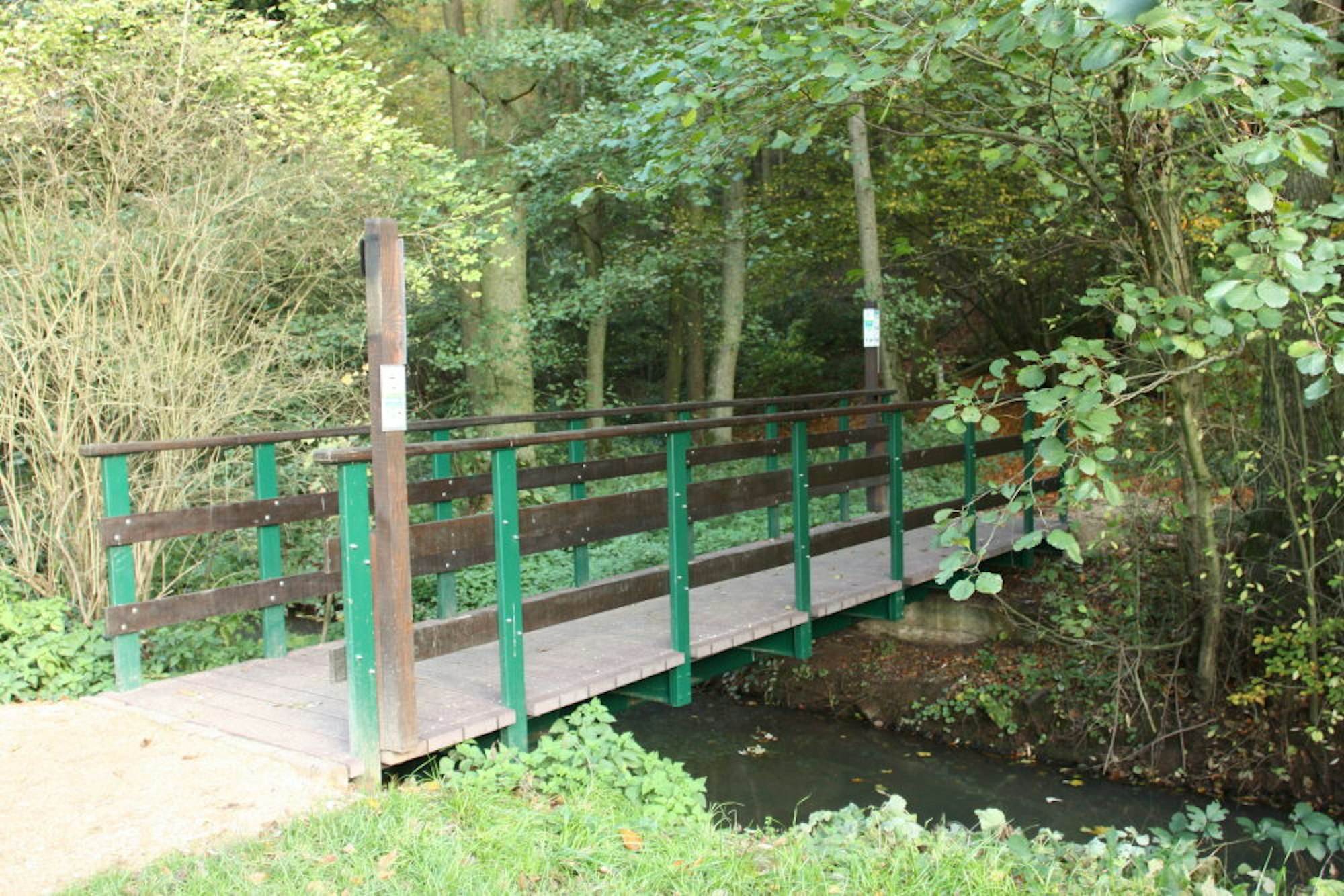 Die jetzige Brücke über den Bleibach ist eine Metallkonstruktion mit einem Gehbelag aus Holz.