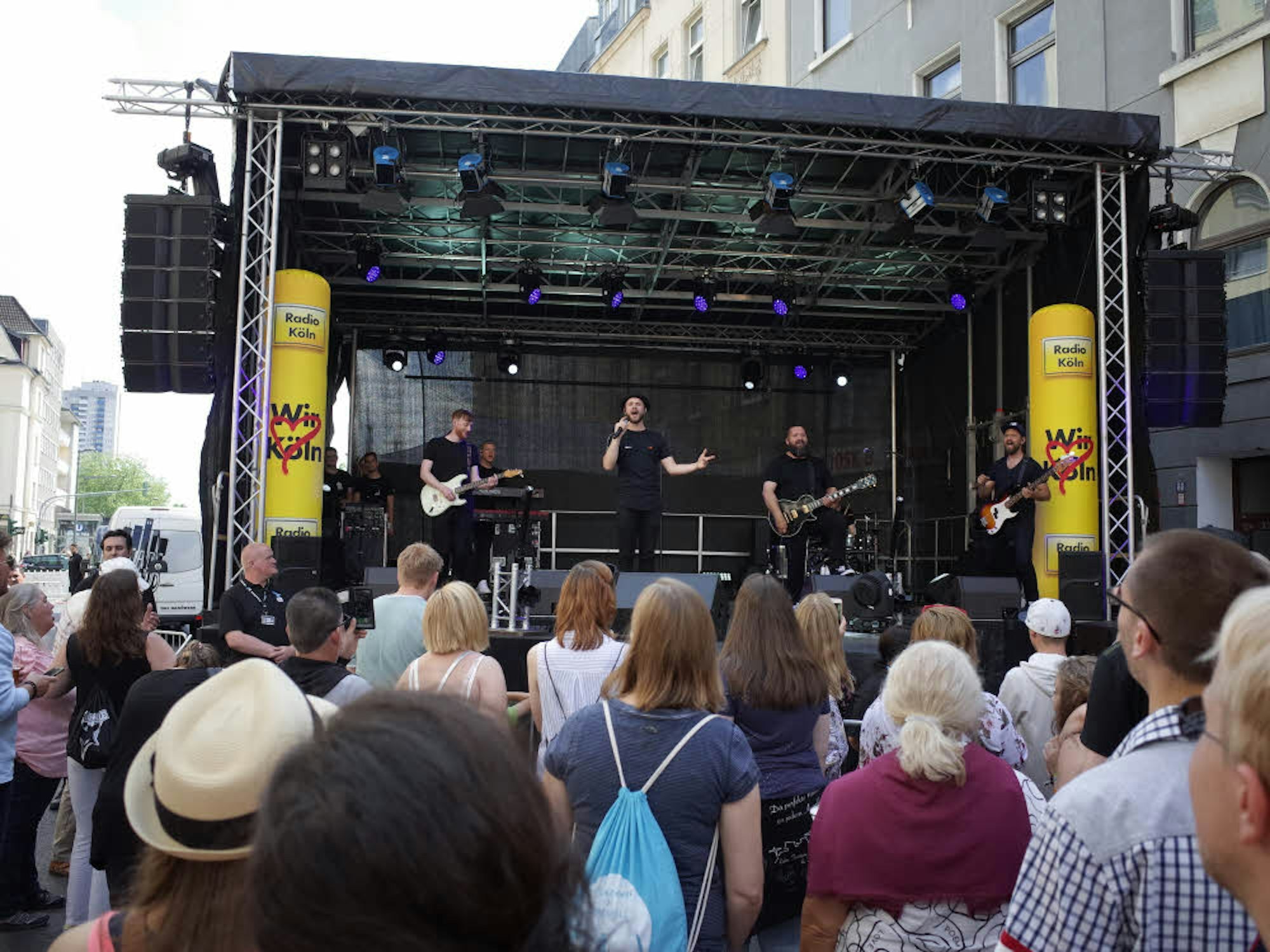 Auf der Bühne gab es  Live-Musik von der Band StadtRand.