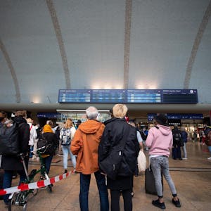 Wartende Bahnhof Köln