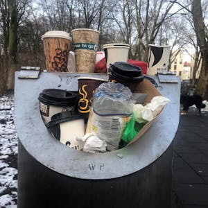Kaffeebecher im Müll