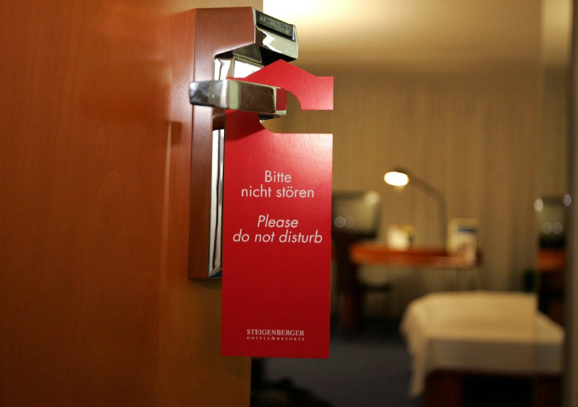Wer in seinem Hotelzimmer nicht gestört werden möchte, sollte sich nicht nur auf dieses Schild verlassen.