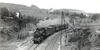 Eine Aufnahme der Eisenbahn bei Brambach, 1936 fotografiert von Benninghoff. Auf dieser Strecke sind die gestohlenen Kartoffeln weggeschafft worden. (Bild: Sammlung Kowalski)