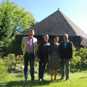 Den Standort des Glockenturms besichtigen Achim Leirich (GWG), Presbyter Manuel Busch, Pfarrerin Christian Birgden und Bürgermeister Dirk Breuer (l.).