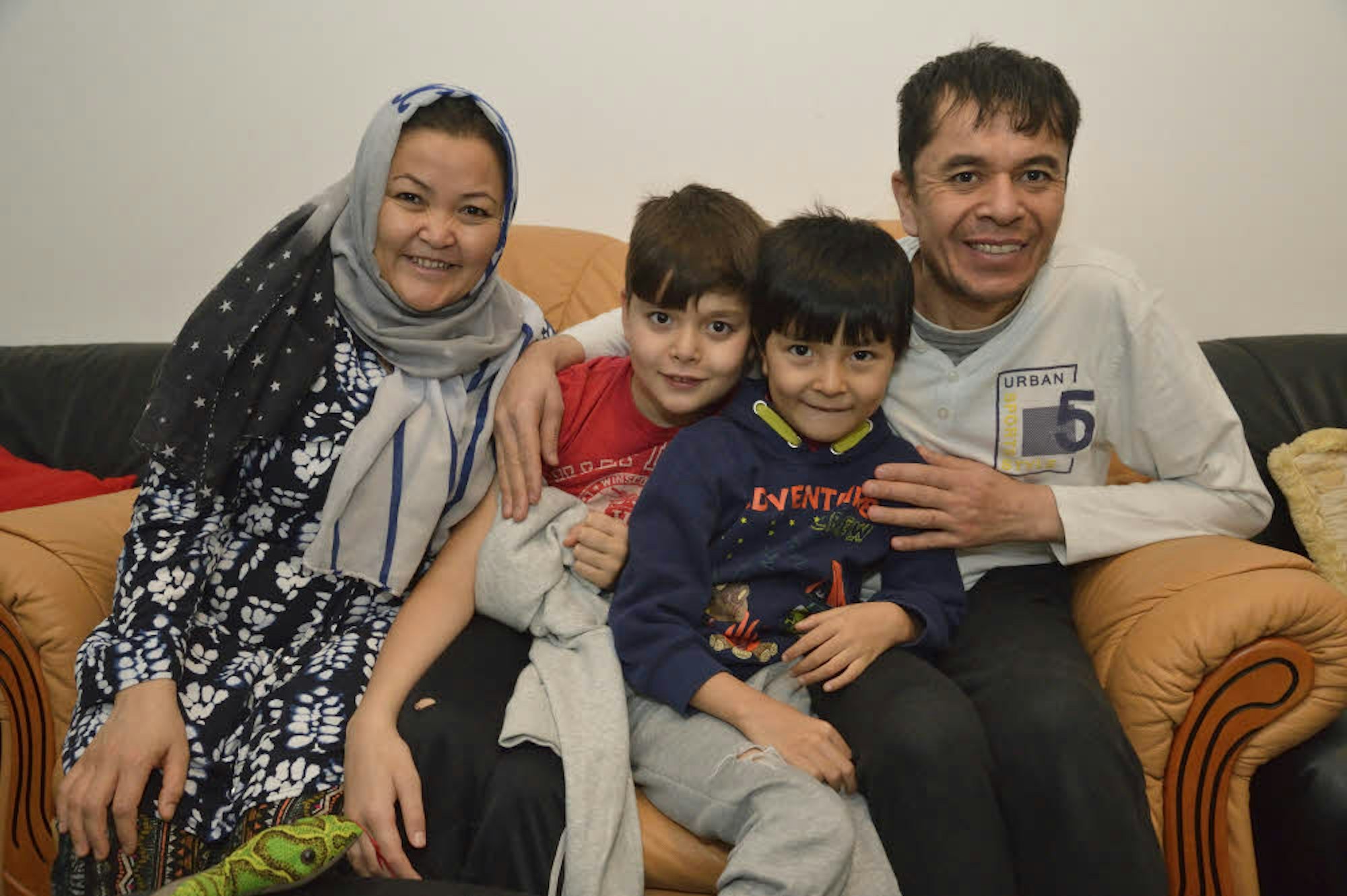 Die letzten drei Jahre waren ein ständiges Auf und Ab für die afghanische Familie. In der eigenen Wohnung gibt es für Malika Akbari, Muslim, Abulfass und Ali Akbari (v.l.) so etwas wie Normalität.